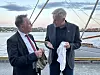Forsvarsminister Tore Sandvik møtte Rune Jomaas, administrerende direktør i Watchbird under Arendalsuka i fjor. Kontrakten med selskapet ble håndtert av den siktede konsulenten i Forsvarsmateriell. Foto: Forsvarsdepartementet