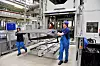 En i3 består av cirka 150 deler i karbon og karbonfiber-forsterket plast (CFRP). Hver del lages ved at de ferdige CFRP-mattene legges i formstøpere og presses sammen slik at de får ønsket form. Her tilføres mattene flytende harpiks under høyt trykk, før de herdes i én og samme prosess.