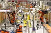I karosserifabrikken gjøres arbeidet uten at bildelene blir berørt av mennesker. Tre ulike robotpar setter sammen indre og ytre sidepanel. Det første henter deler og rengjør limflatene, det andre påfører et ekstremt sterkt spesiallim, og det tredje holder delene sammen til limet herder.