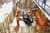 Hele bilkroppen kontrollmåles av roboter ned til minste detalj før den godkjennes. På dette tidspunktet i produksjonen veier den 140 kilo. Hver enkelt robotarm kalibrerer seg selv mellom hver eneste måling, før karosseriene sendes videre på atomatiserte fraktbaner.