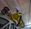 Roboten navigerer ved hjelp av en totalstasjon, et prisme, laserlys og stereokameraer.