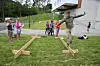 Balansekunst: Johannes Wergeland i Decca går på planken under teambuilding i Voss. Til daglig er han midt i en snuoperasjon i selskapet for å redde inntektene som har falt bort som følge av oljekrisen. Foto: Jannicke Nilsen