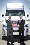 Nevada-guvernør Brian Sandoval (t.v) var på plass for å skru på et skilt som markerer at Freightliner Inspiration er verdens første autonome lastebil som kan kjøre på vanlige veier. Daimler-topp Wolfgang Bernhard til høyre.