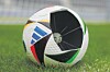 EM-ballen er utviklet av Adidas og kalles Fotballkjærlighet. Den har bevegelsessensor og radiokommunikasjon.