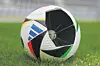 EM-ballen er utviklet av Adidas og kalles Fotballkjærlighet. Den har bevegelsessensor og radiokommunikasjon.