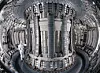 Innsiden av verdens største fusjonseksperiment Joint European Torus i England. Plasmaet sperres inne av sterke magnetfelt inni et smulteringformet kammer.