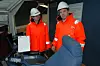 KAN VIDEREUTVIKLES: Borehytta er moderninsert. ¿ Det er forstatt mulig å kjøre boret helautomatisk uten av driller behøver å styre boret, men vi må ta et skritt av gangen, forteller Oddvar Skjæveland. Til venstre Anna Aabø.