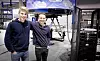Hans Anders Gjerland og Victor Urnes i Reodorklubben gleder seg til å vise fram flysimulatoren. Foto: Eirik Helland Urke