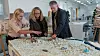Hanna Maria Jones (f.v.) er prosjektdirektør for nytt campus ved NTNU. Her ser hun på en modell sammen med Monica Rolfsen, professor og dekan ved Fakultet for økonomi, og Bjørn Haugstad, som er direktør for organisasjon og infrastruktur. Nye bygg er brune.