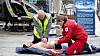 Dronen Ehang 216 (i bakgrunnen) har kapasitet til å frakte to passasjerer, slik at helsepersonell mange steder kan komme fram fortere og lettere enn med ambulanse. Dronen er også billigere enn et helikopter. Den lille fraktdronen Falcon står delvis skjult bak Stig Idsal.