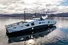 «Hydra» er verdens første ferge på flytende hydrogen. Den går mellom Hjelmeland og Nesvik i Rogaland, som en del av riksvei 13. DEn hvite hydrogentanken kan sees ved siden av styrhuset, og dampen er vanndamp. Foto: Norled