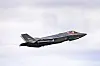 Et norsk F-35 over Ørland flystasjon. Det finnes ingen kjent mekanisme som tillater USA å «skru av» flyene, men i teorien kan de stanse tilgang til systemer som holder F-35 oppdatert.