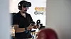 Arnaud Le Breton viser frem HTC Vive, utstyret som brukes til visualiseringen. Foto: Mathias Klingenberg