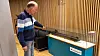 EFFEKTIVT: – Hele prosessen med å heise opp eller sjøsette skipet tar mindre tid enn å fylle én tørrdokk, forteller Harald Dyb, som har ansvar for hydraulikk i Syncrolift. Foto: TUM Studio