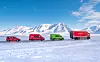 Postens elektriske 19-tonns lastebil (t.h.). Bak denne tre elektriske varebiler som Posten har i drift på øygruppen. Foto: Scania
