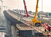 Entreprenøren monterer de første av 1200 prefabrikkerte betongelementer på utkragerne. Foto: Deges