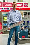 Den nye batteridrevne saga får plass i en mye mindre koffert. Morten Nilsen i TOOLS står klar for å vise fram nyheten. Foto: Delta V