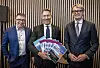 Karl Johnny Hersvik, direktør i Aker BP, olje- og energiminister Terje Aasland og Øyvind Eriksen, styreleder i Aker Solutions, da Aker BP overleverer totalt 11 utbyggingsplaner til 200 milliarder kroner. Foto: Ole Berg-Rusten/NTB