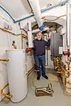 Den nye varmepumpa (til høyre) har fungert feilfritt siden den ble installert i januar. Boksen på gulvet er det eneste som er igjen av den første installasjonen. Foto: Arash A. Nejad