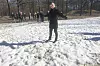 Miljøminister Ola Elvestuen (V) i Borreparken i Vestfold der det er funnet en skipsgrav som sannsynligvis stammer fra vikingtiden. Det gule tauet markerer omfanget av skipet. Foto: Jo Randen/KLD /NTB Scanpix