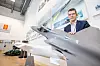 Konsernsjef Geir Håøy i Kongsberg Gruppen med modell av F-35 og missilet JSM (bak) som skal inn i kampflyet. Flere land som har investert i F-35, har bestilt JSM. Foto: Arash A. Nejad