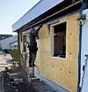 Noah Askjer er i gang med å etterisolere ytterveggene i huset. Foto: Noah Askjer