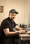 Til drone: Dan Børge Flatås er produksjonsansvarlig i Radionor. Her er han i ferd med å sammenstille en spesialutviklet payload-modul med fire små «phased array»-radioer. Til slutt skal den monteres under en drone.