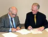 Avtalesigneringsseremoni fopr EVS 24 i Yokohama ved Harald Røstvik (t.h) og AVERE-president Pietro Menga.