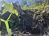 Langøyene avfallsdeponi i Oslofjorden skal tildekkes. Bjørn Vadholm, prosjektleder for Miljøtiltak Langøyene, viser fram restene av en gammel folkevogn Boble.