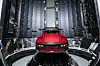 En rød Tesla Roadster har rollen som nyttelast, og er klar i toppen av Falcon Heavy. Foto: SpaceX/Flickr og CC BY-NC-ND 2.0