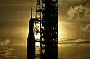 Artemis-raketten med Orion-kapselen i solnedgang ved romfartssenteret. Foto: AP