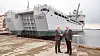 Royal Navys RFA Lyme Bay, et landgangsskip i Bay-klassen, som i anledning signering av en intensjonsavtale hadde tatt turen til Harstad mandag. Geoff Searle fra BAE og Jan Oddvar Olsen fra Hamek signerte avtalen.