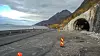 Her, fra søndre tunnelportal, skal de 350 metrene med ny vei og ekstra sikring bygges.