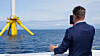 Olje- og energiminster Terje Aasland foreviger en flytende vindturbin utenfor Karmøy under et besøk på Marine Energy Test Centre.