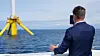 Olje- og energiminster Terje Aasland foreviger en flytende vindturbin utenfor Karmøy i mai, under et besøk på Marine Energy Test Centre, et testsenter for havvind.