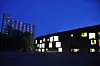 REKLAMESKOLE: Høstkveld langs Akerselva. Siloen til venstre er Studentbolig, mens Westerdahls akkurat har flyttet inn i bygget til høyre.