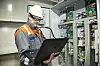 Tor Inge Amdal  i Wärtsila sjekker at systemet fungerer. Bilde: Peter Tubaas/NCE MCT