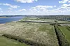 Modell av tunnelportalen slik den blir liggende i terrenget på sørsiden av Limfjorden. Illustrasjon: Vejdirektoratet/Mikkel Barker ApS