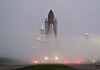 Atlantis nærmer seg utskytingsrampen ved Kennedy Space Center 2. august i et nærmest mytisk tåketeppe.