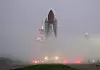 Atlantis nærmer seg utskytingsrampen ved Kennedy Space Center 2. august i et nærmest mytisk tåketeppe.