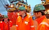 SPENTE: Arvid Midthassel, StatoilHydro, Bernt Granås, Shell og Torstein Vinterstø venter i spenning på om været holder og løftet kan gjennomføres. For brønnrammene A og B måtte de vente to uker på feltet.