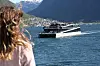 Future of the Fjords, som er 100 prosent elektrisk, møter hybridfartøyet Vision of the Fjords like ved Flåm i Aurlandsfjorden. Begge turistbåtene har ZEM-batterier.