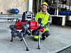 Stine Vemmestad Vatneberg i Equinor viser fram en inspeksjonsrobot. Foto: Equinor