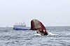 Et indonesisk redningsteam ved baugen til Thorco Cloud. Seks av mannskapet på 12 ble reddet.