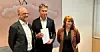 Energiminister Terje Aasland mottar notatet fra NHO-sjef Ole Erik Almlid og LO-leder Kine Asper Vistnes. Foto: LO