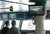 SISTE BLIKK: Kaptein og 1. styrmann følger spent med på at brønnrammen senkes i havet.