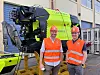 Equinor inngikk verdens første langsiktige kontrakt om drift av residente droner. Jan Christian Torvestad (t.v.), som er sjef for subsea-roboter i Equinor, står sammen med Thomas Johansen foran dronen som ble brukt på Njord-feltet Foto: Equinor