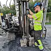 Grunnborer Daniel Uhre henter opp leire fra ti meters dyp. Foto: Knut Bjørheim