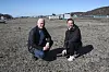– Vår ambisjon er at Forus totalt sett skal kunne produsere solstrøm til en effekt av 400 MWp, sier Ronny Fiuren (t.h.). Her sammen med Jarle Aadnøy Oftedal, eiendomsforvalter i 2020park AS. Taket til gamle Tou bryggeri har teoretisk plass til et solcelleanlegg på 17.000 m2. I dag er 4000 m2 av taket dekket med solceller. Foto: Kjetil S. Grønnestad