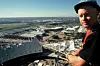Kranformannen står for sikkerheten, også i luften ¿ her i en boks 120 meter over jorden.